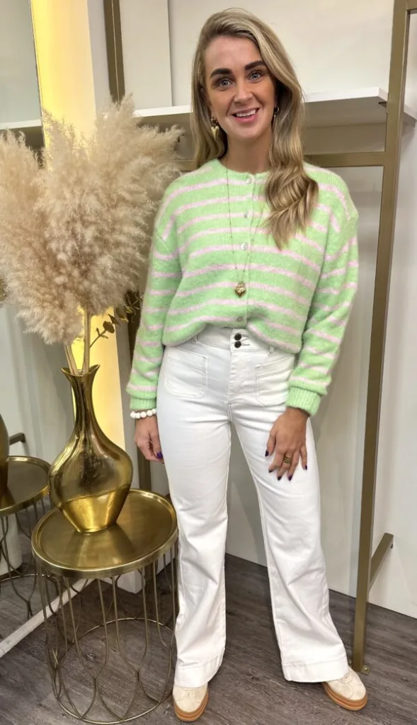 Influencer @nooramode in een outfit van Mimoda