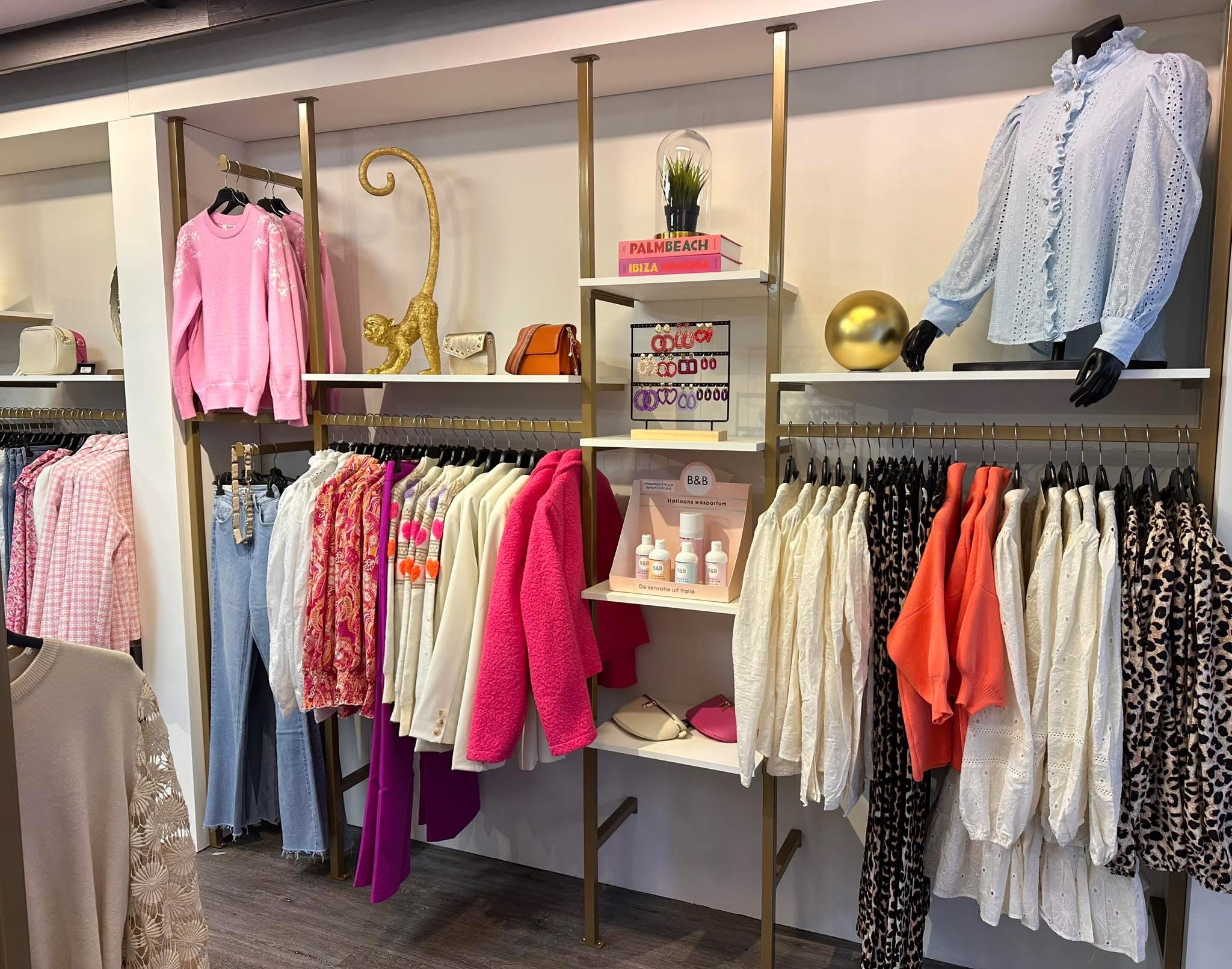 Kledingrekken in de winkel van Mimoda in Borne